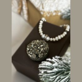 Pirit nyakék gyönggyel